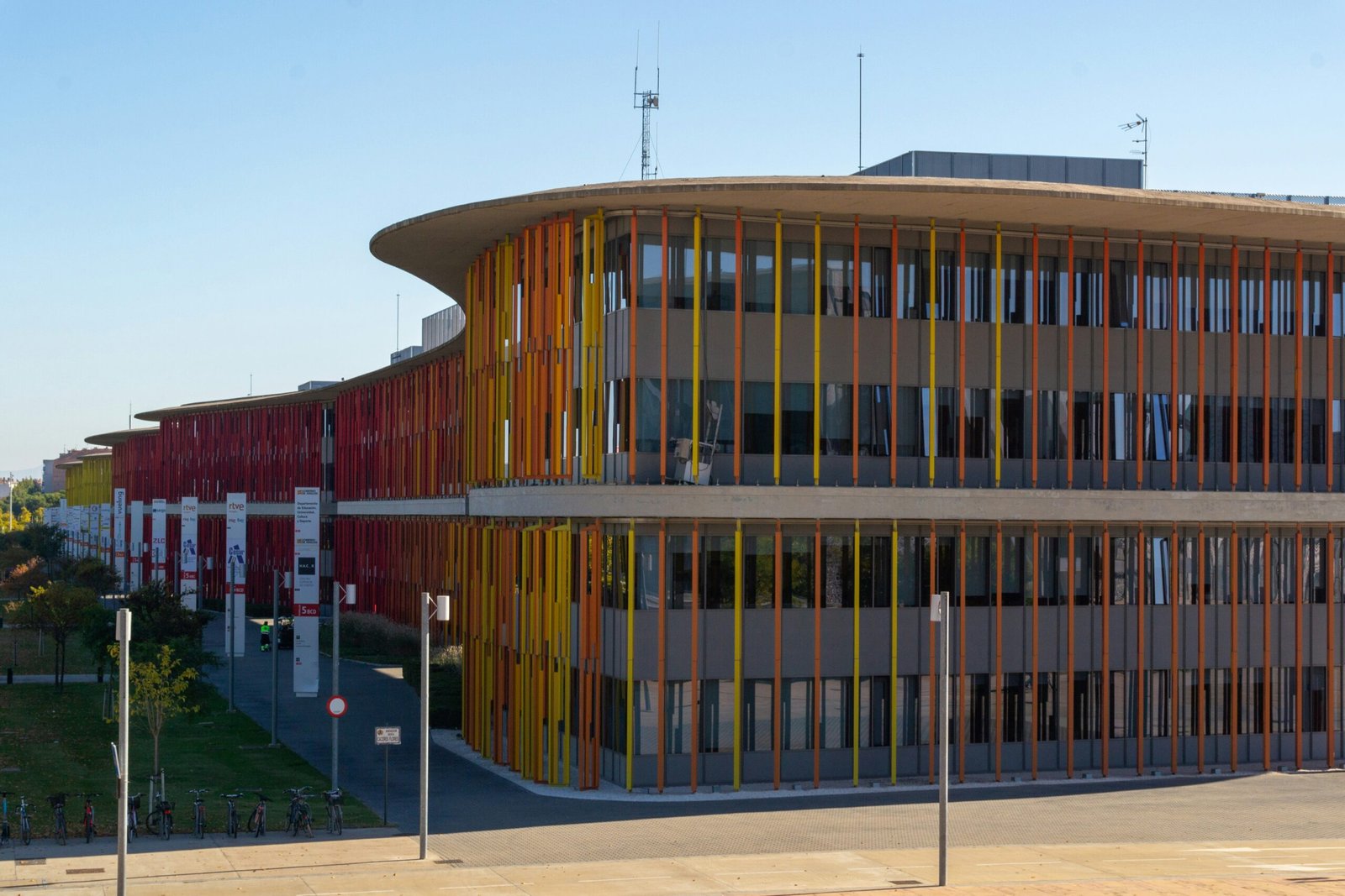 a building that has a lot of windows on it